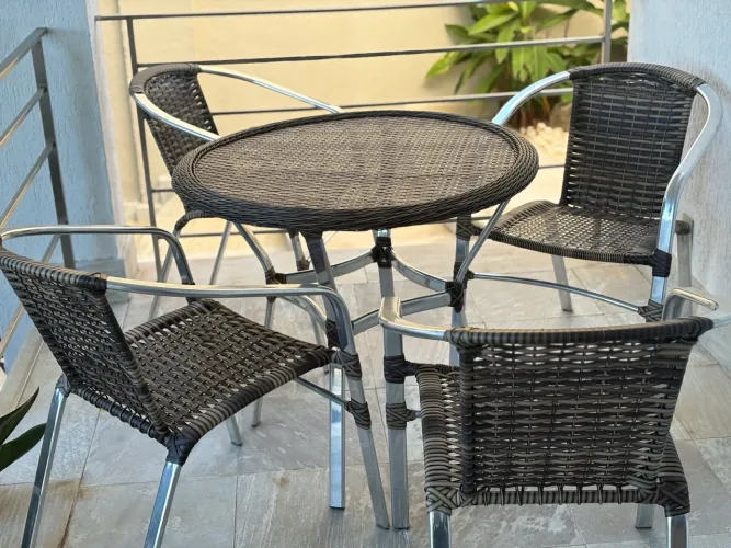 Mesa com quatro cadeiras para área externa ou varanda