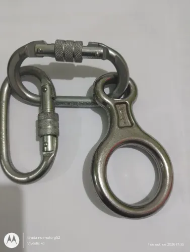 2 mosquetões em aço 25kn e 1 freio 8 100kn, também em aço, matéria novo