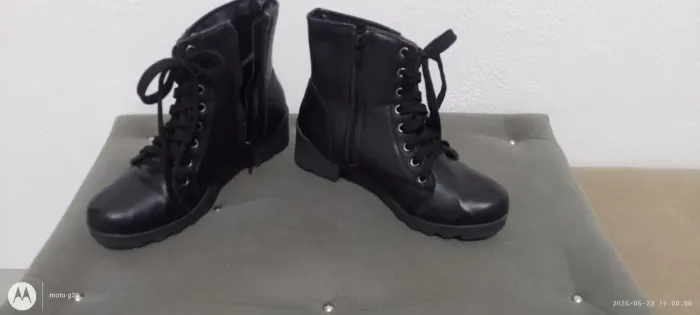 Bota coturno salto médio 