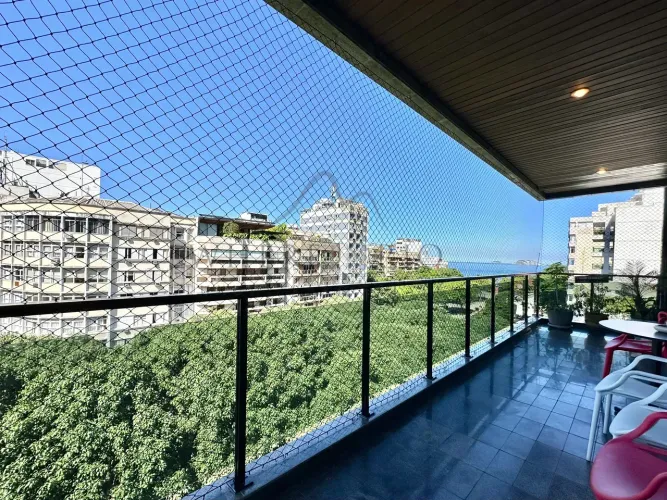 Apartamento com varanda e vista mar para alugar no Leblon