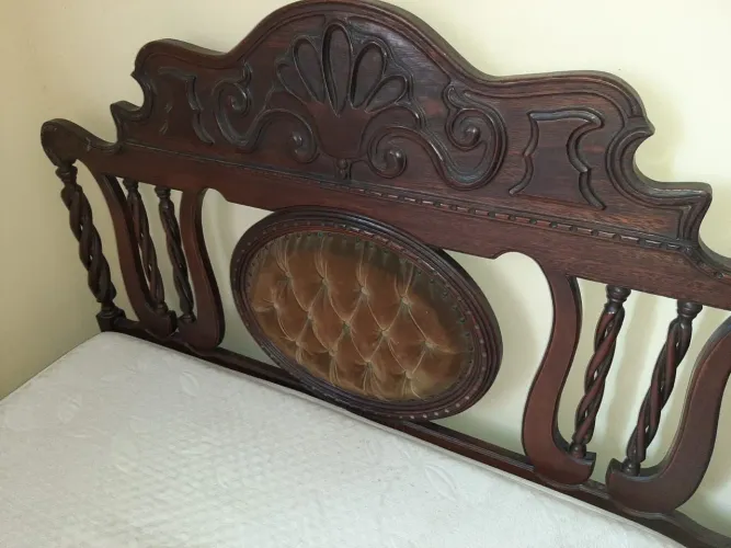 Cama de madeira antiga com colchao