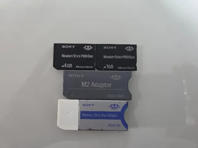 Memory Stick PRO Duo Sony PSP 4GB + 1GB + Adaptadores Originais