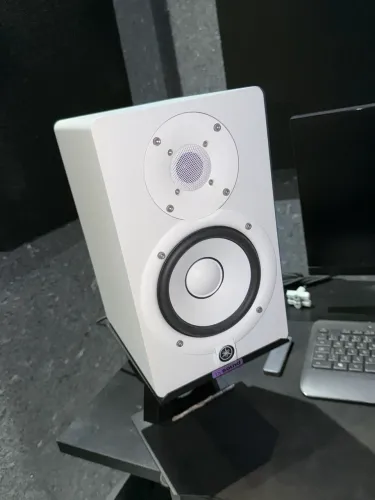 PAR DE MONITORES YAMAHA HS5 - USADO POUCAS VEZES