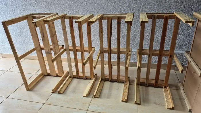Porta paletes medida 1.20mt por 0.50 cm, 20.00 reais cada, entregamos com taxa.