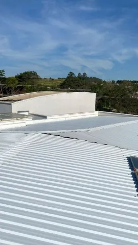 Estrutura de telhado metálico e calhas