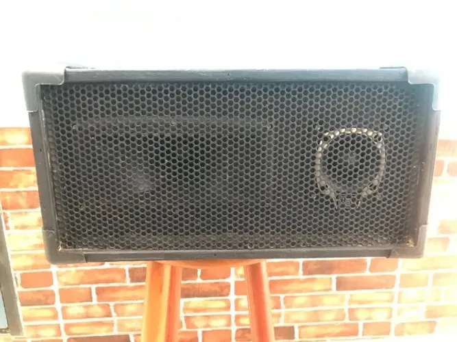 Duas caixas com drives e tweeters  jbl com divisor de frequência instalado, leia descrição