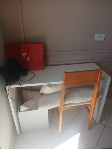 Vende se escrivaninha e cadeira