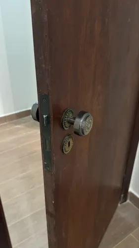 Porta com batente e fechadura