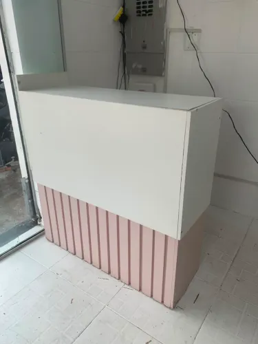 Balcao de atendimento com gaveta rosa