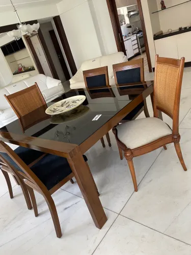 Uma mesa com seis cadeiras