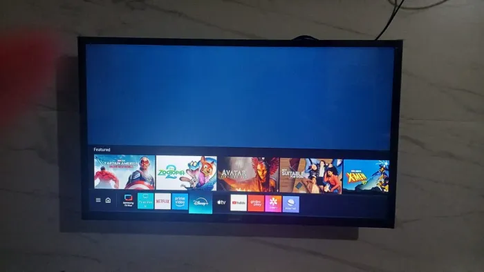 Uma TV smart sansung 32