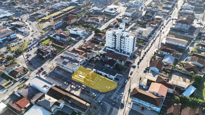 Esquina com 690m2 com excelente ponto comercial
