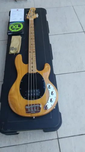 Contrabaixo Music Man Stingray 4 cordas com case