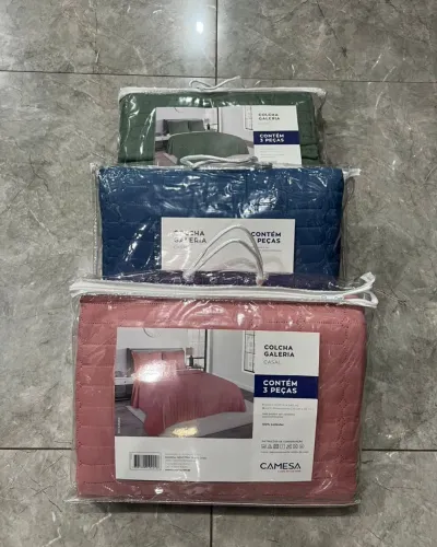 Colcha de cama galera casal,contém 3 peças 2 portas travesseiros,1 colchão 2,20m x 2,40m