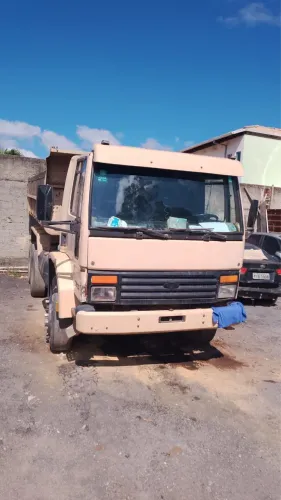 Caminhão Ford Cargo modelo 2322