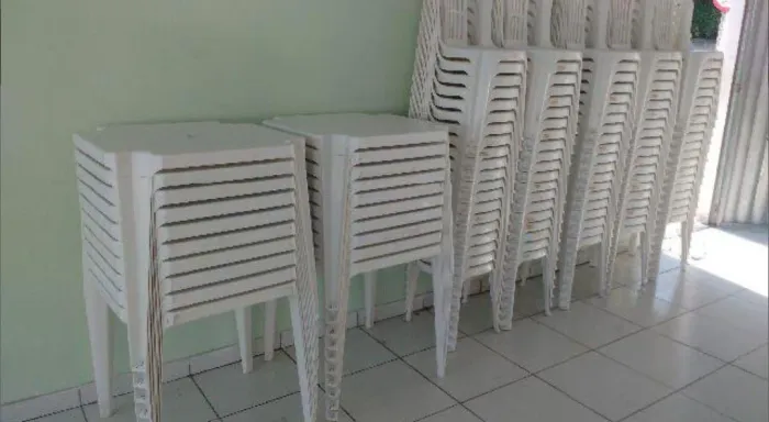 Jogo de mesas com cadeiras 