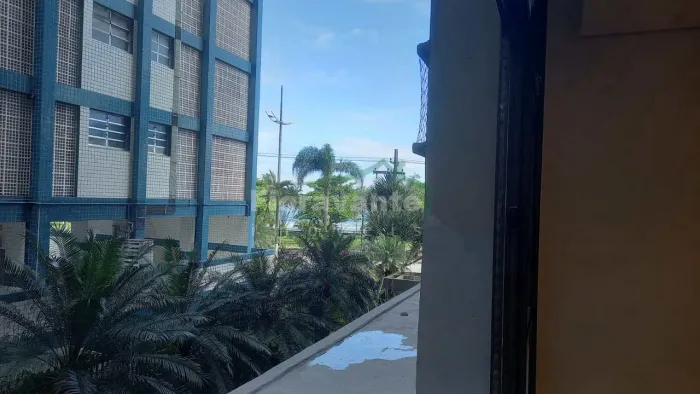 2 DORMS REFORMADO na APARECIDA em PRÉDIO FRENTE MAR com VAGA