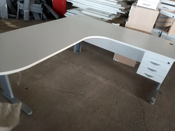 Mesa para escritório/ estudo 2,0m x 1,80m.
