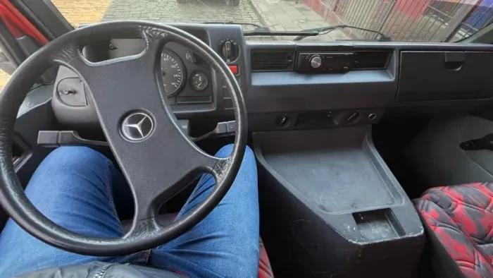 MERCEDES-BENZ 180D BAÚ