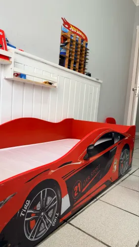 cama infantil em formato de carro com colchão