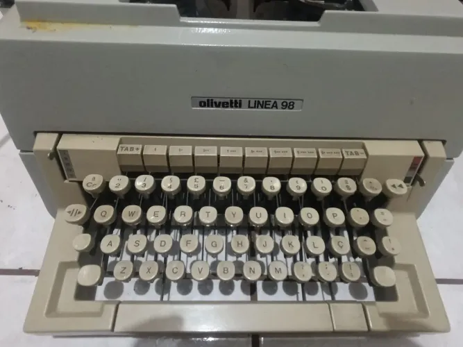 Máquina de escrever Olivetti 98