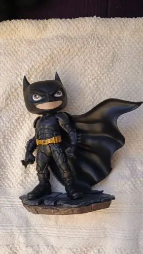 Batman Minico Iron Studios com caixa arte e sem detalhes 