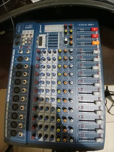 Vendo uma mesa de som 12 canais equalizador,  Bluetooth, efeitos,  USB 