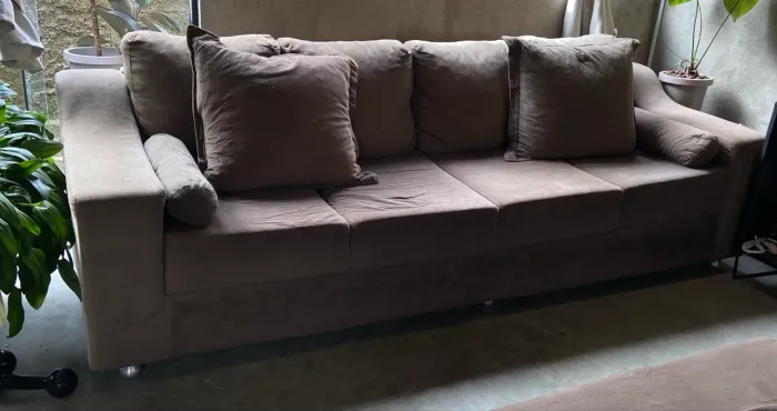 Sofá 4 lugares + chaise + 4 almofadas 