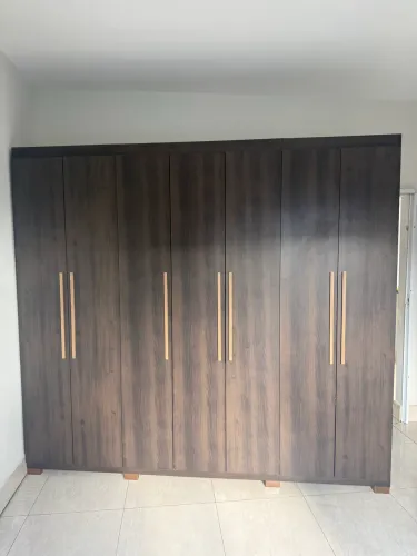 VENDO GUARDA ROUPA SEMI NOVO EM EXCELENTE ESTADO DE CONSEVAÇÃO