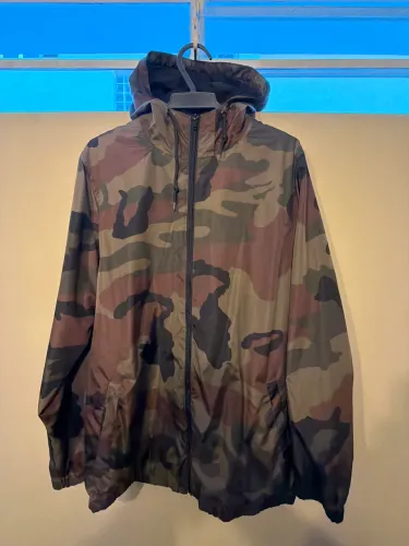 Jaqueta corta vento - camuflada 