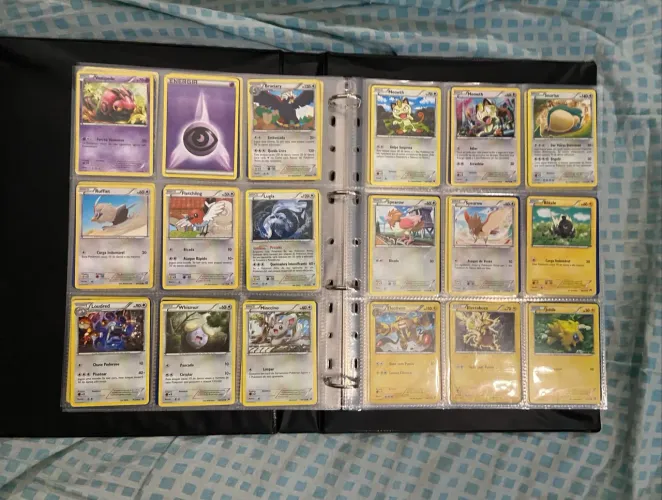 Fichário com Coleção de 126 Cartas Pokémon 