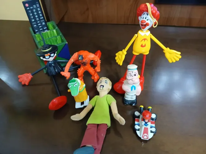 Quinze Brinquedos diversos MacDonald por 100,00.