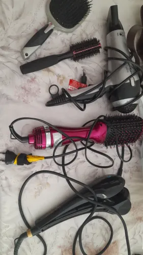 Secador ,escova ,baby liss duas escovas tudo funcionando