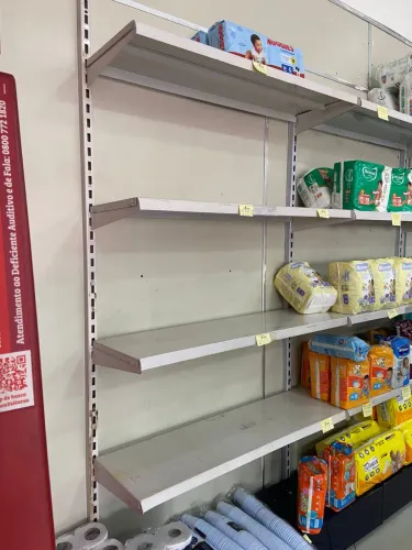 Prateleiras de ferro