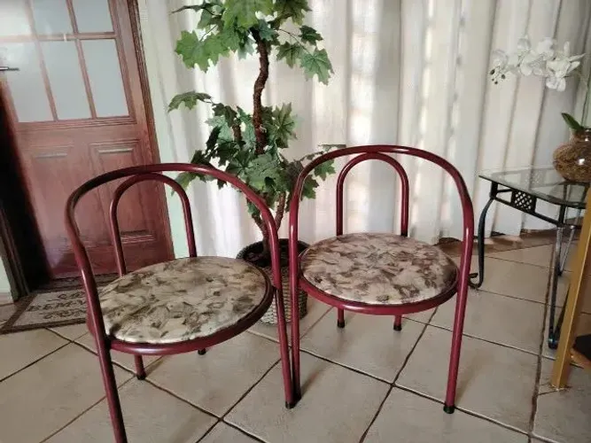 Duas cadeiras com estrutura metálica (A RETIRAR).
