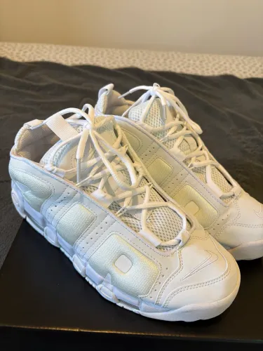 Tenis nike air more uptempo triple white