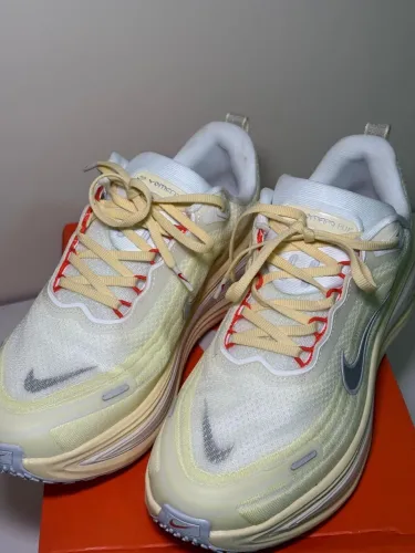 TÊNIS NIKE VOMERO PLUS AMARELO