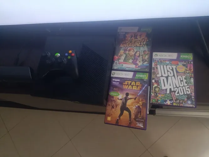 Xbox 360 igual novo kinect varios jogos nele + de 20 jogos ainda pra baixar com caixa