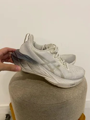 ASICS NOVABLAST 4