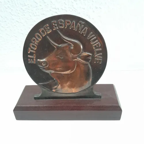 *ANTUGUIDADE COLECIONISMO* objeto decorativo toro de osborne metal e madeira