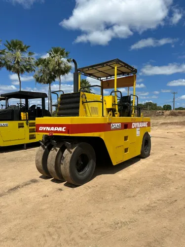 ROLO  DE PNEUS CP 221 DYNAPAC 2009