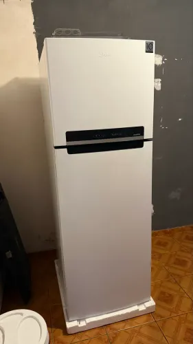 Vendo Geladeira Midea 394litros Semi-nova com 4 meses de uso. Com película de proteção