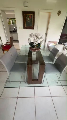 Mesa com tampo de vidro grosso 1,80 X 0,90  com 4 cadeiras em linho 