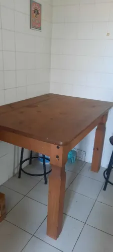 Mesa retangular de madeira maciça