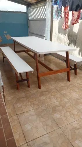 Mesa com bancos para churrasqueira