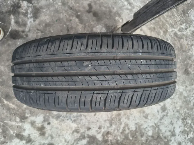 Um pneu 15 185/60 muito novo