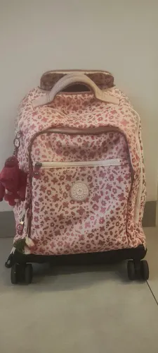 Mochila Kipling rosa floral. pouco tempo de uso com 5 repartimentos, impermeável, espaçosa