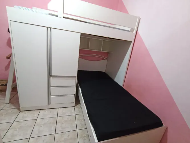 Beliche com duas portas de armário, 3 gavetas e cama auxiliar.