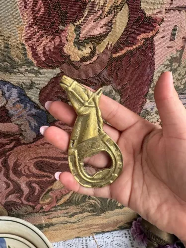 Abridor de garrafas em bronze polido com tema cavalo colecionável