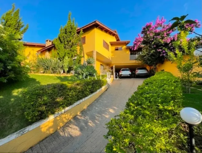 Magnífica casa de 595m² em bairro nobre de Atibaia. 7 quartos (3 suítes), 4 salas amplas,